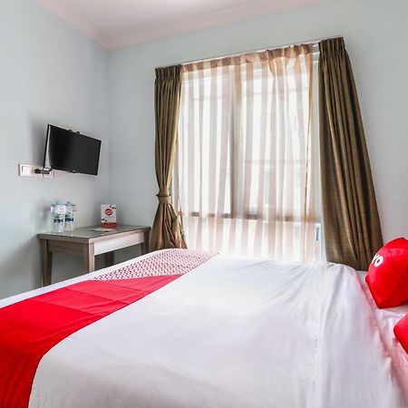 Oyo 1551 Studento Guest House Tangerang Exterior photo